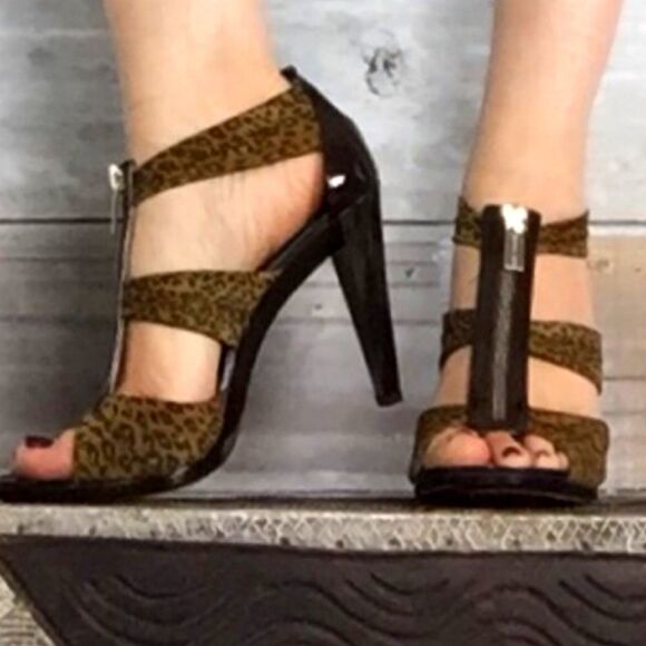 Michael Kors "Berkley" T-Strap Sandals Heels - Picture 1 of 11